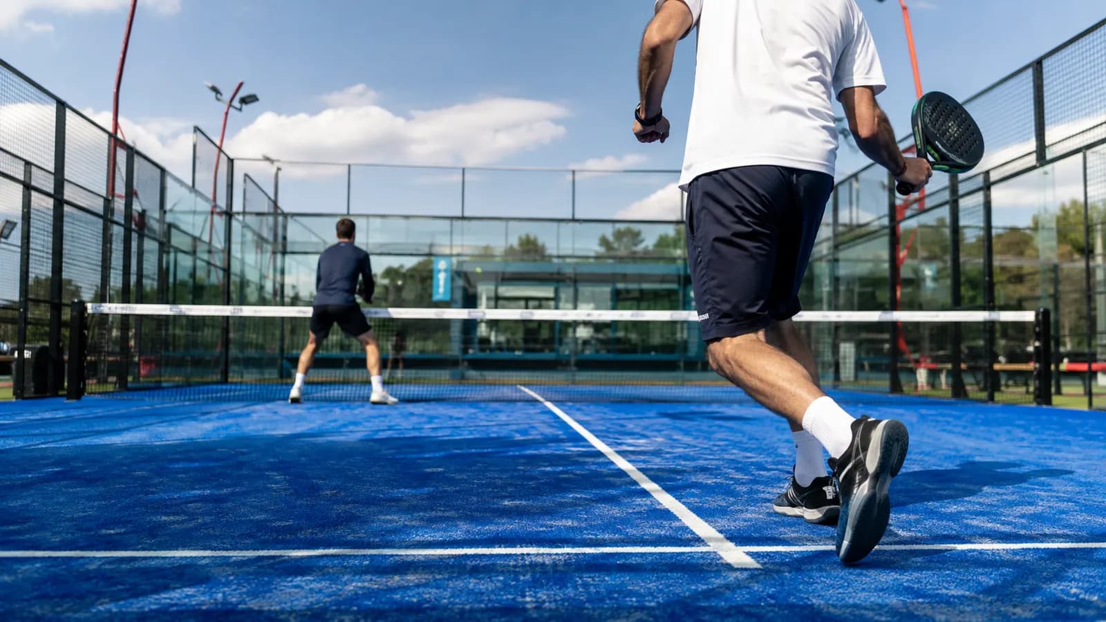 Un joueur de padel au filet