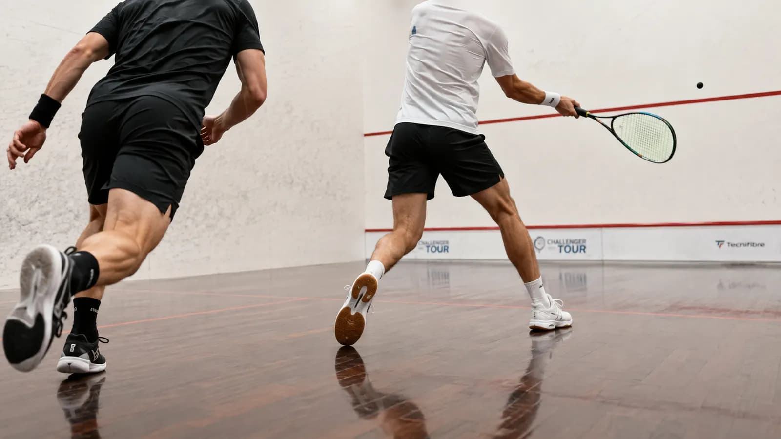 Duel de squash sur le court du club